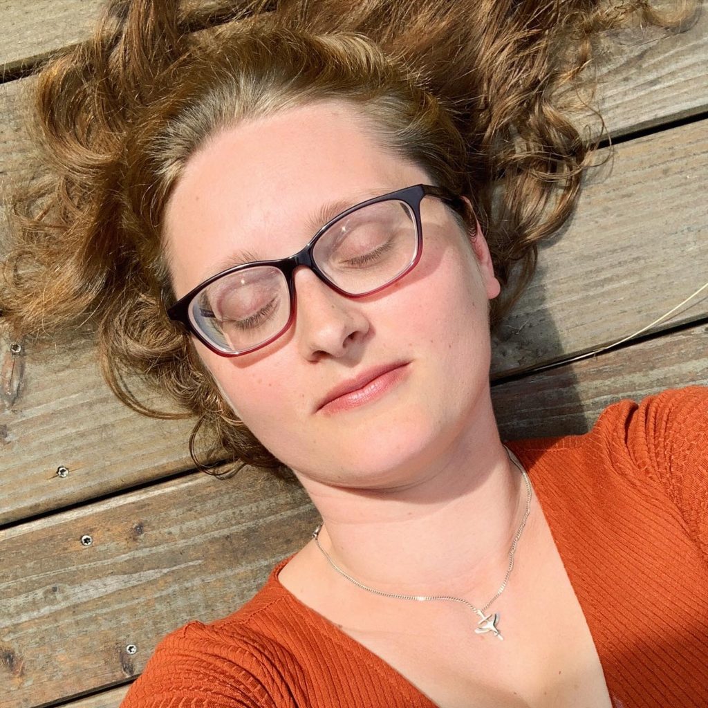 ein Selfie - ich liege dabei auf dem Boden, die Haare um mich ausgebreitet, die Augen geschlossen. Ich sehe entspannt aus.